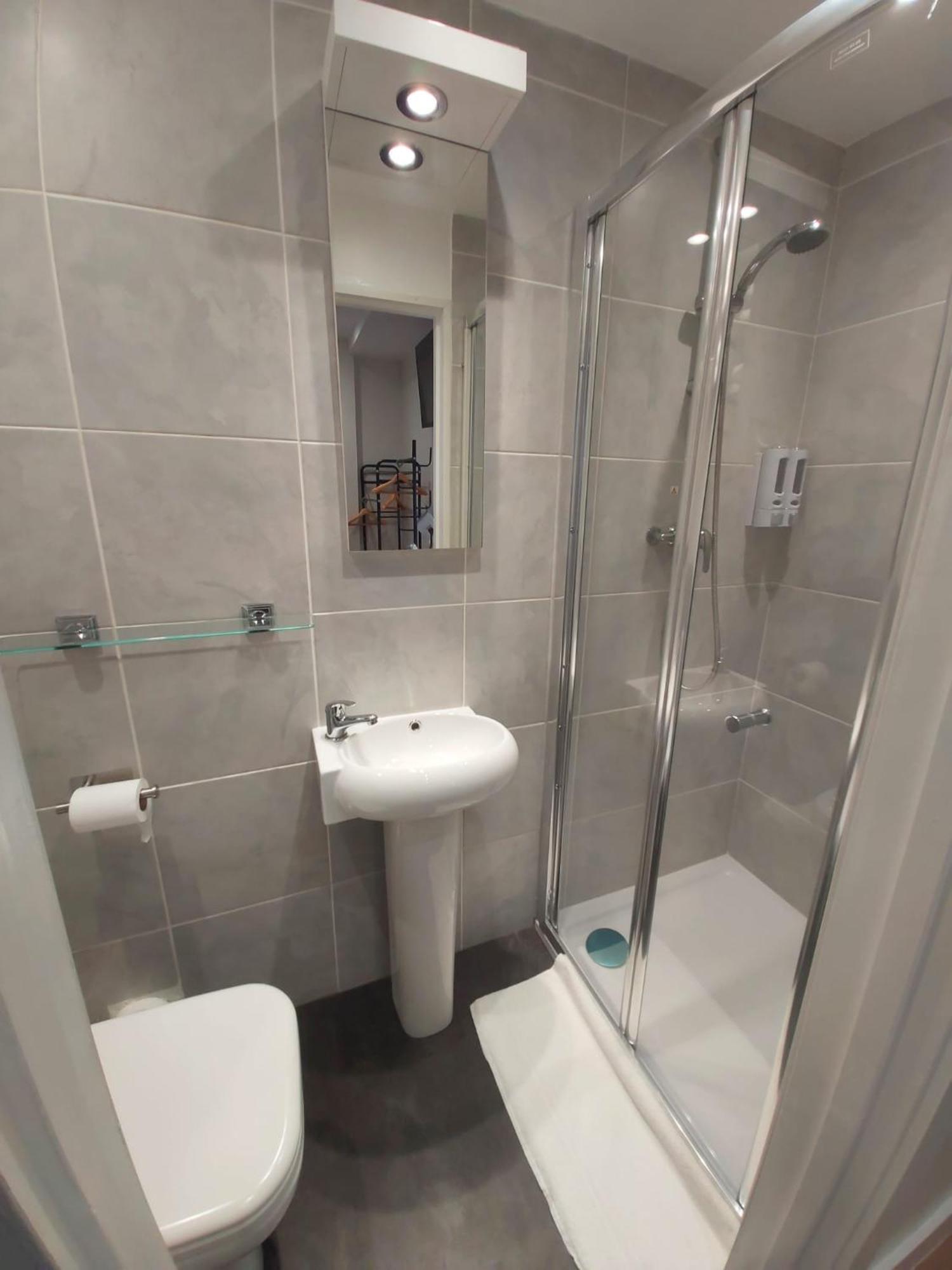 Falcon Hotel Лондон Екстериор снимка