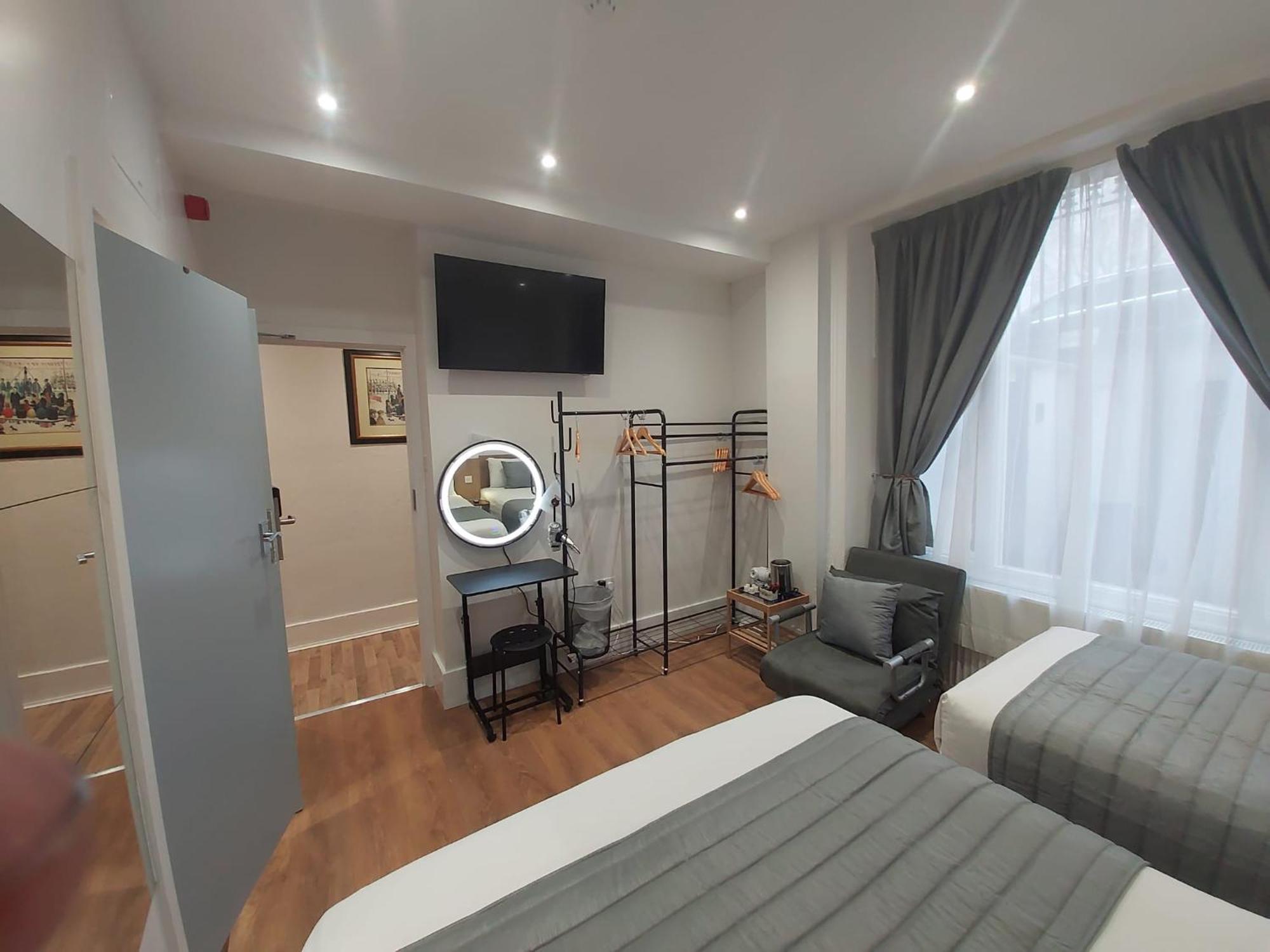 Falcon Hotel Лондон Екстериор снимка