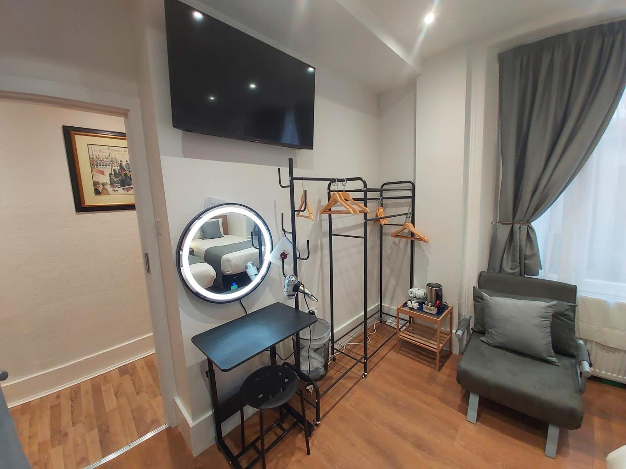 Falcon Hotel Лондон Екстериор снимка