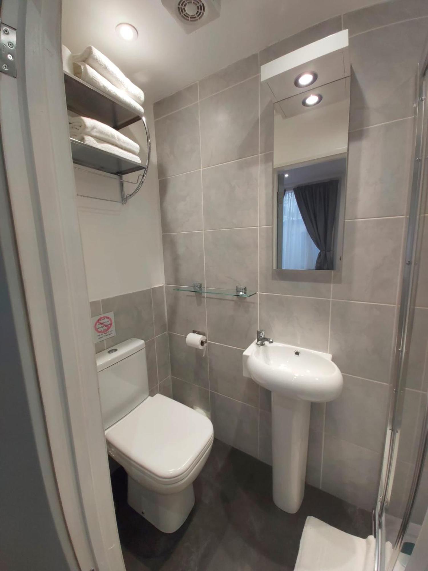 Falcon Hotel Лондон Екстериор снимка